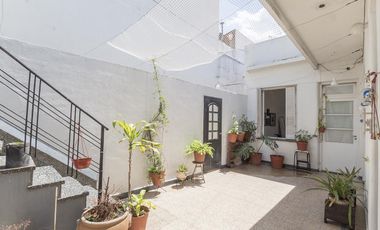 ¡Encantador PH de 5 ambientes en Mataderos con dos patios y Terraza!