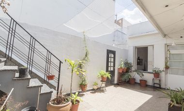 ¡Encantador PH de 5 ambientes en Mataderos con dos patios y Terraza!