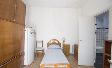 ¡Encantador PH de 5 ambientes en Mataderos con dos patios y Terraza!