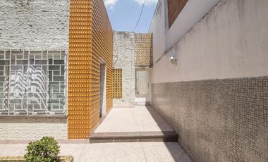 ¡Encantador PH de 5 ambientes en Mataderos con dos patios y Terraza!