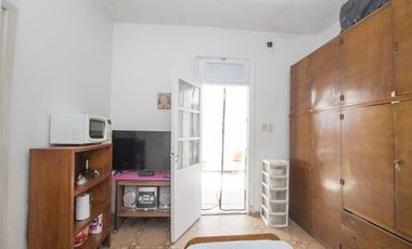 ¡Encantador PH de 5 ambientes en Mataderos con dos patios y Terraza!