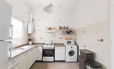 ¡Encantador PH de 5 ambientes en Mataderos con dos patios y Terraza!