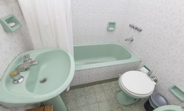 ¡Encantador PH de 5 ambientes en Mataderos con dos patios y Terraza!