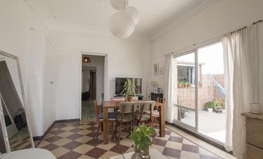 ¡Encantador PH de 5 ambientes en Mataderos con dos patios y Terraza!