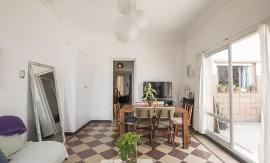 ¡Encantador PH de 5 ambientes en Mataderos con dos patios y Terraza!