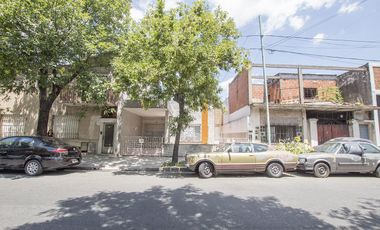 ¡Encantador PH de 5 ambientes en Mataderos con dos patios y Terraza!