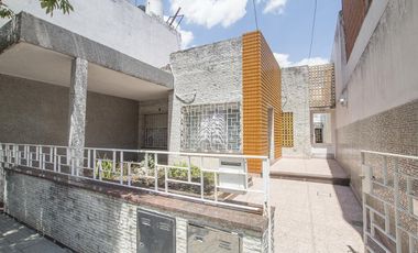 ¡Encantador PH de 5 ambientes en Mataderos con dos patios y Terraza!