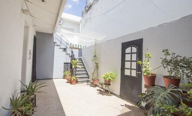 ¡Encantador PH de 5 ambientes en Mataderos con dos patios y Terraza!