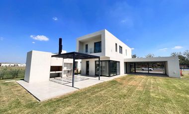 Venta casa de tres dormitorios con quincho y piscina, 235 m2 totales.  La Rinconada, Ibarlucea