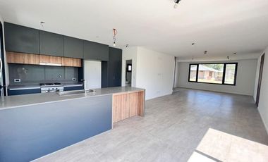 Venta casa de tres dormitorios con quincho y piscina, 235 m2 totales.  La Rinconada, Ibarlucea