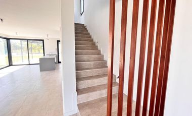 Venta casa de tres dormitorios con quincho y piscina, 235 m2 totales.  La Rinconada, Ibarlucea