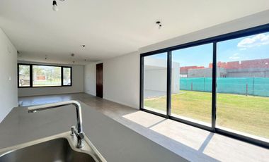 Venta casa de tres dormitorios con quincho y piscina, 235 m2 totales.  La Rinconada, Ibarlucea