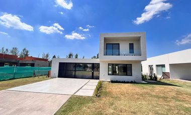 Venta casa de tres dormitorios con quincho y piscina, 235 m2 totales.  La Rinconada, Ibarlucea