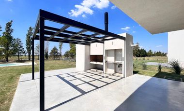 Venta casa de tres dormitorios con quincho y piscina, 235 m2 totales.  La Rinconada, Ibarlucea