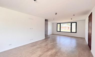 Venta casa de tres dormitorios con quincho y piscina, 235 m2 totales.  La Rinconada, Ibarlucea