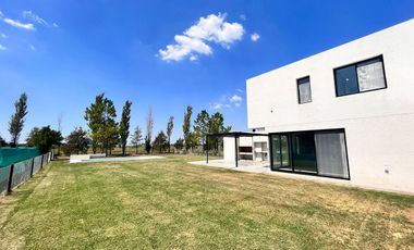 Venta casa de tres dormitorios con quincho y piscina, 235 m2 totales.  La Rinconada, Ibarlucea