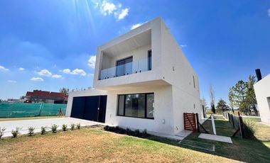 Venta casa de tres dormitorios con quincho y piscina, 235 m2 totales.  La Rinconada, Ibarlucea