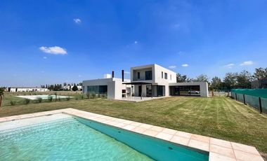 Venta casa de tres dormitorios con quincho y piscina, 235 m2 totales.  La Rinconada, Ibarlucea