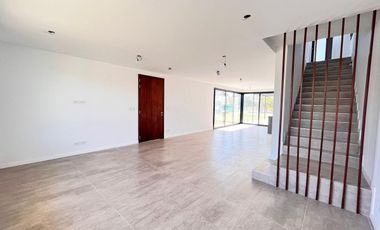 Venta casa de tres dormitorios con quincho y piscina, 235 m2 totales.  La Rinconada, Ibarlucea