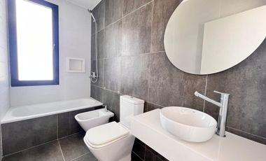 Venta casa de tres dormitorios con quincho y piscina, 235 m2 totales.  La Rinconada, Ibarlucea