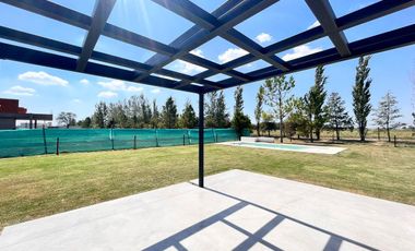 Venta casa de tres dormitorios con quincho y piscina, 235 m2 totales.  La Rinconada, Ibarlucea