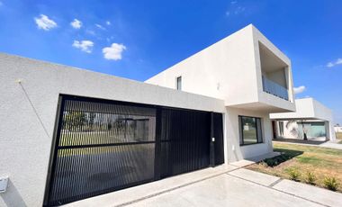 Venta casa de tres dormitorios con quincho y piscina, 235 m2 totales.  La Rinconada, Ibarlucea