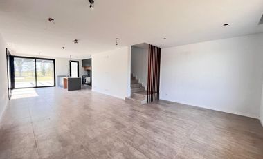 Venta casa de tres dormitorios con quincho y piscina, 235 m2 totales.  La Rinconada, Ibarlucea