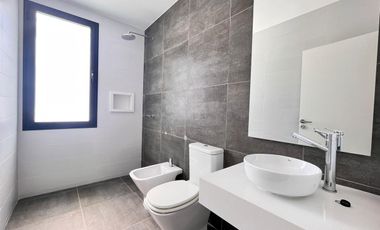 Venta casa de tres dormitorios con quincho y piscina, 235 m2 totales.  La Rinconada, Ibarlucea