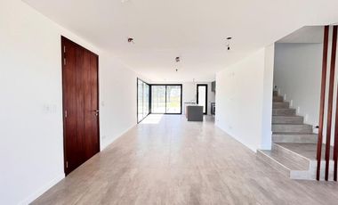 Venta casa de tres dormitorios con quincho y piscina, 235 m2 totales.  La Rinconada, Ibarlucea