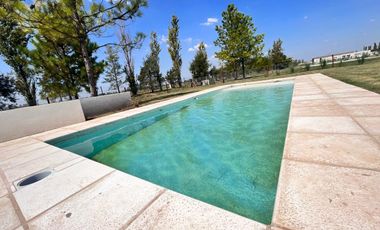 Venta casa de tres dormitorios con quincho y piscina, 235 m2 totales.  La Rinconada, Ibarlucea