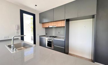 Venta casa de tres dormitorios con quincho y piscina, 235 m2 totales.  La Rinconada, Ibarlucea