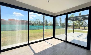Venta casa de tres dormitorios con quincho y piscina, 235 m2 totales.  La Rinconada, Ibarlucea