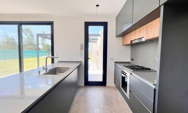 Venta casa de tres dormitorios con quincho y piscina, 235 m2 totales.  La Rinconada, Ibarlucea