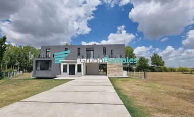 Casa en Barrio La Magdalena, en Barrio Histórico sobre hermoso lote de 1077 m2 en Canning