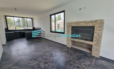 Casa en Barrio La Magdalena, en Barrio Histórico sobre hermoso lote de 1077 m2 en Canning