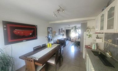 Duplex en Gonnet con Cochera y amplio jardin