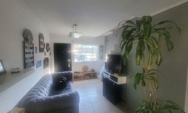 Duplex en Gonnet con Cochera y amplio jardin