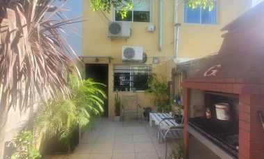 Duplex en Gonnet con Cochera y amplio jardin