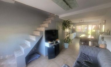Duplex en Gonnet con Cochera y amplio jardin