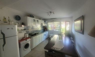 Duplex en Gonnet con Cochera y amplio jardin