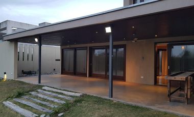 CASA VENTA 3 DORMITORIOS BARRIO CERRADO PUERTO ROLDAN
