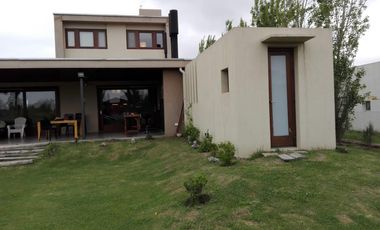 CASA VENTA 3 DORMITORIOS BARRIO CERRADO PUERTO ROLDAN
