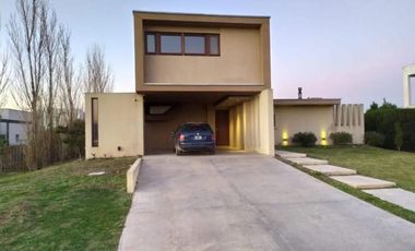CASA VENTA 3 DORMITORIOS BARRIO CERRADO PUERTO ROLDAN