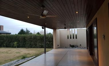 CASA VENTA 3 DORMITORIOS BARRIO CERRADO PUERTO ROLDAN