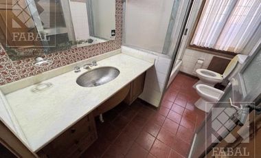 Casa venta Centro, ideal oficinas, con 3 dormitorios, 3 baños, cochera y patio