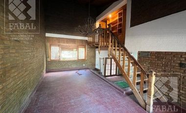 Casa venta Centro, ideal oficinas, con 3 dormitorios, 3 baños, cochera y patio