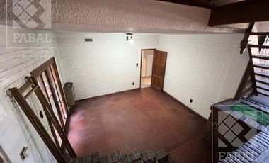 Casa venta Centro, ideal oficinas, con 3 dormitorios, 3 baños, cochera y patio