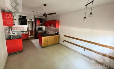Casa venta Centro, ideal oficinas, con 3 dormitorios, 3 baños, cochera y patio