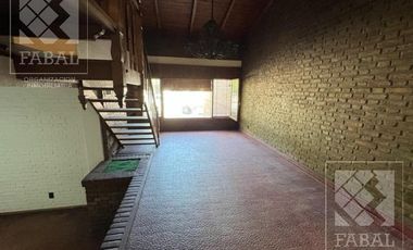 Casa venta Centro, ideal oficinas, con 3 dormitorios, 3 baños, cochera y patio