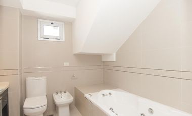 Departamento triplex muy luminoso con cuatro cocheras y parrilla privada - Quilmes